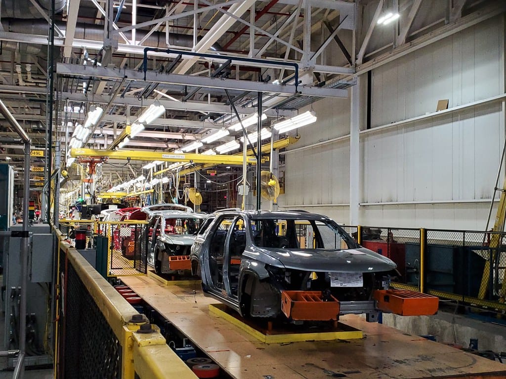 Ligne d'assemblage automobile en usine — reprise de la production